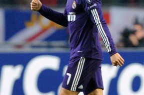 关于阿贾克斯卫冕冠军遭遇困难，谋求逆转胜的信息