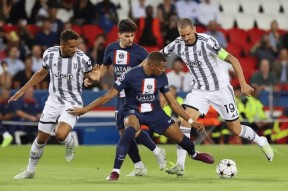 米乐官网app-尼斯球员欢庆进球，助球队获胜