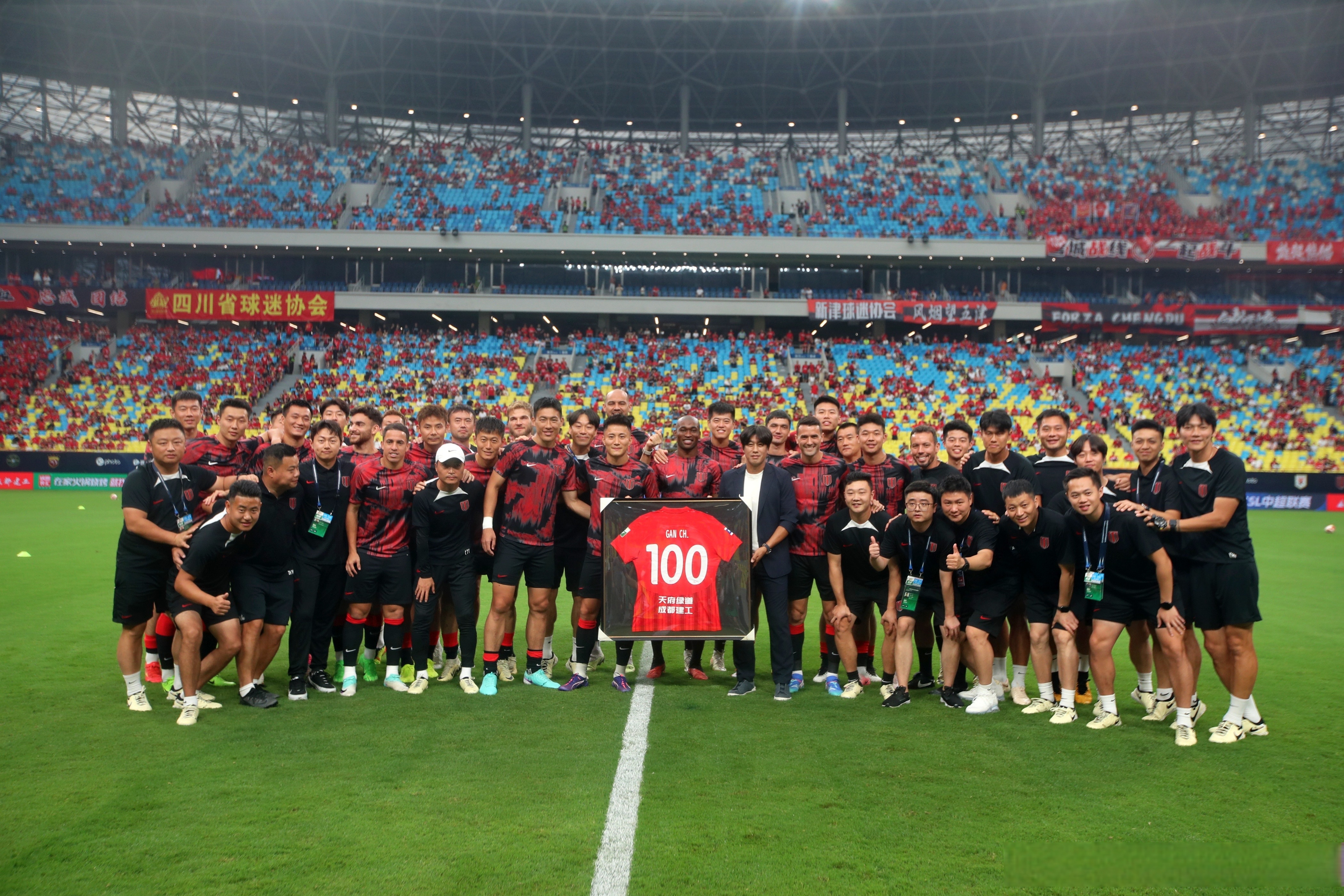 校园足球联赛冠军庆典，球员精彩表演赢得阵阵掌声的简单介绍