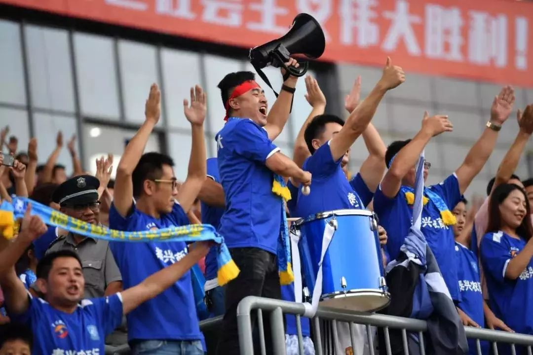 关于巴塞罗那取得千钧一发胜利，挺进下一轮的信息